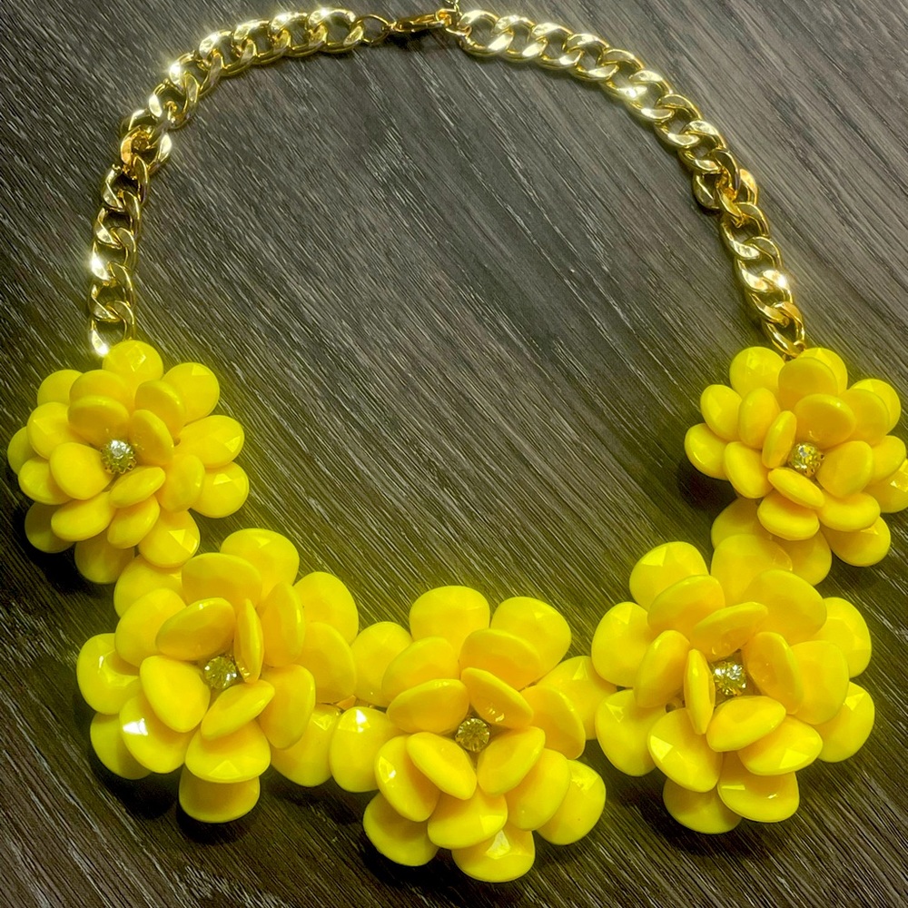 VINTAGE gold and yellow necklace